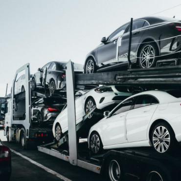 What trucks for car transport do shipping companies use