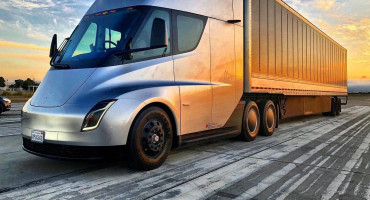 Tesla bumps production of all-electric Semi to 2020