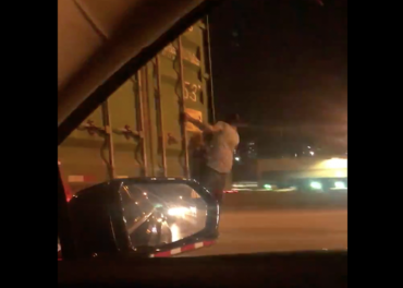 Man dances while clinging to semi truck on Dan Ryan Expressway