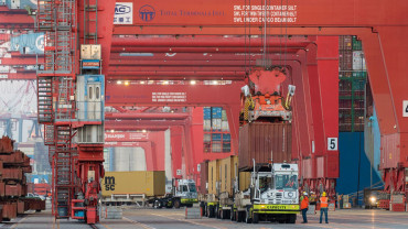 Night moves: Long Beach begins trial of extended-hour cargo pickup